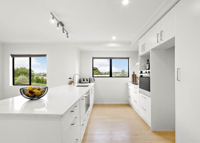  at 2/25 Witheford Drive, Bayview, Auckland