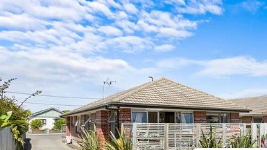 at 2/27 Hills Road, Edgeware, Christchurch