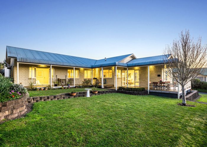  at 8 Fallsbrook Lane, Mangere Bridge, Auckland