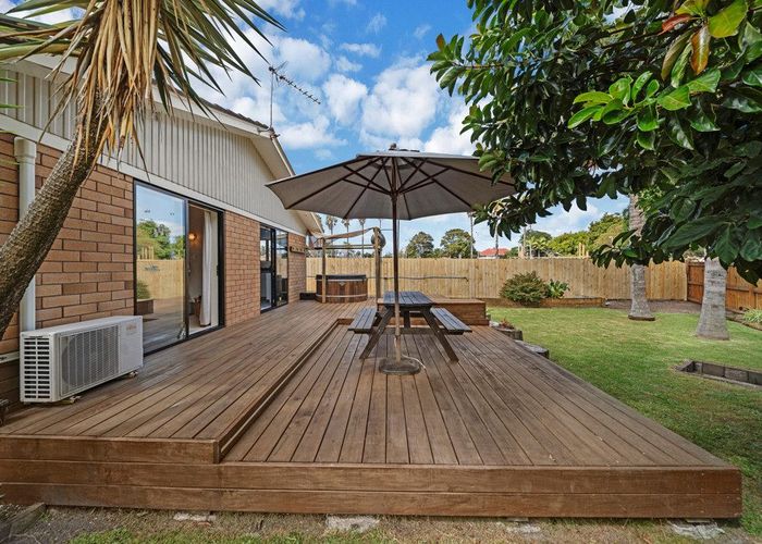  at 2/3 Papatahi Place, Henderson, Waitakere City, Auckland