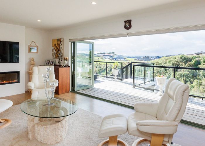  at 121 Cashmere Drive, Fitzherbert, Palmerston North, Manawatu / Whanganui