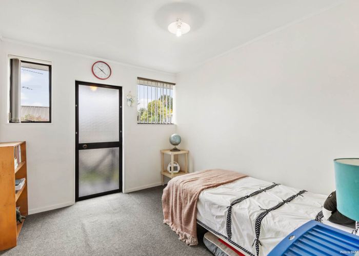 at 2/8 Christmas Road, Manurewa, Auckland