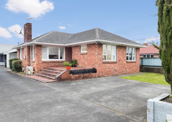  at 1/127 Swanson Road, Henderson, Auckland