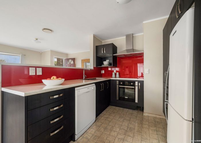  at 2/18 Barbados Drive, Unsworth Heights, Auckland