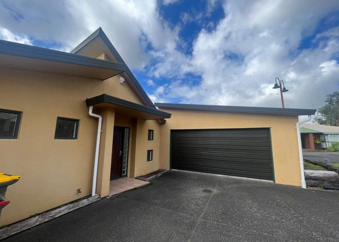  at 6 Hoya Court, Henderson, Waitakere City, Auckland
