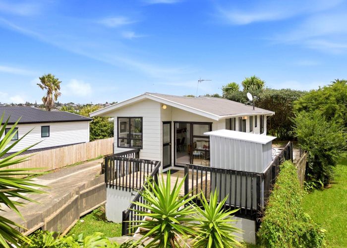  at 1/184 Chivalry Road, Glenfield, North Shore City, Auckland