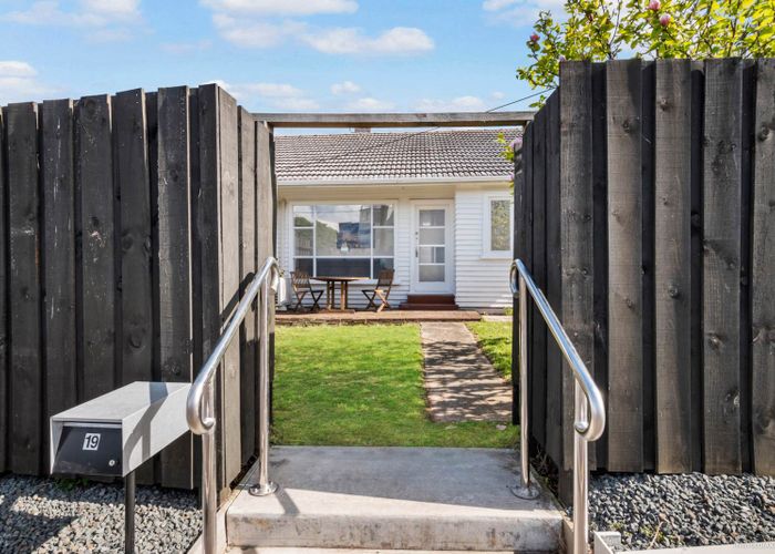  at 19 Lagoon Drive, Panmure, Auckland