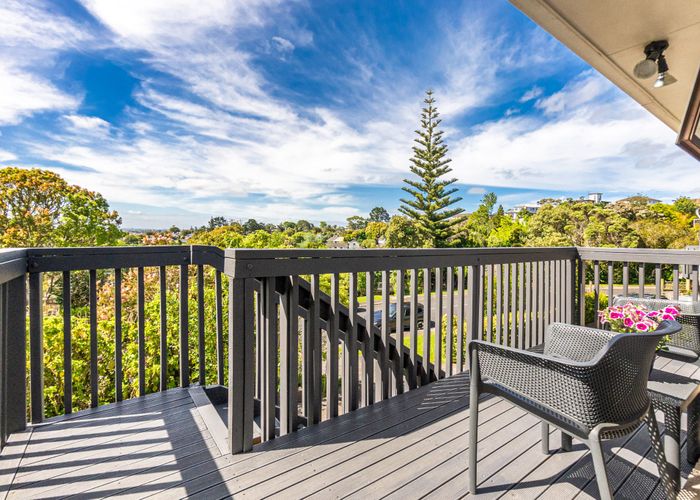  at 2/12 Girrahween Drive, Totara Vale, Auckland