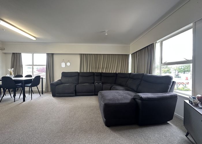  at 2/111 Shakespeare Road, Milford, Auckland
