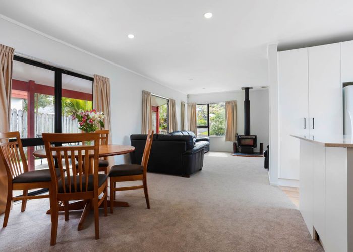  at 6 Thalia Place, Totara Vale, Auckland