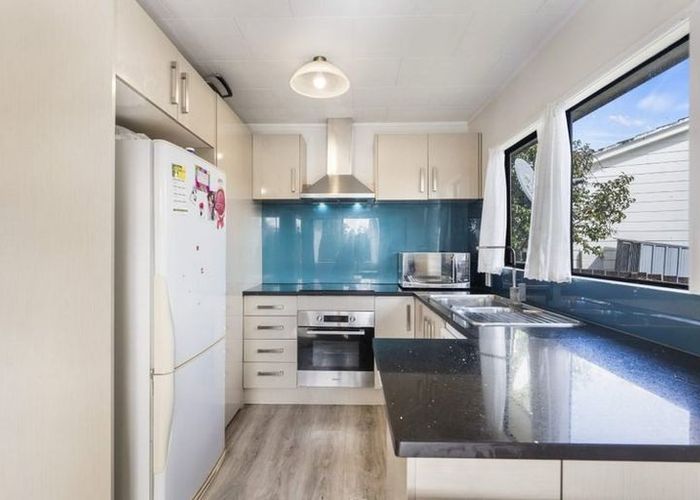  at 6  Katrina Place, Massey, Waitakere City, Auckland