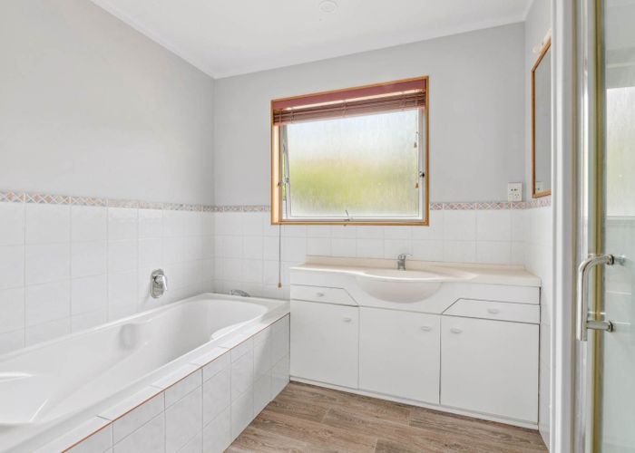  at 33 Meadowvale Avenue, Forrest Hill, North Shore City, Auckland