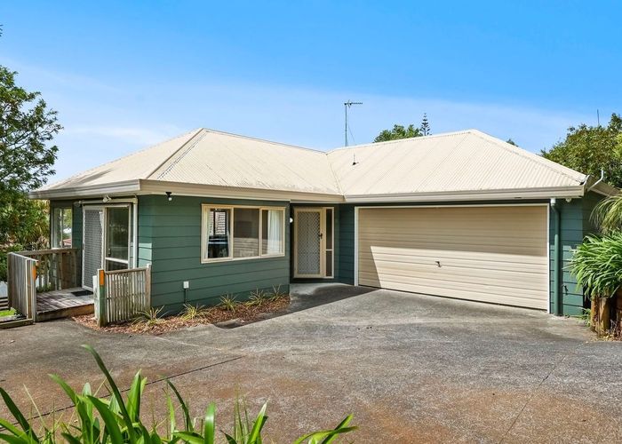  at 19B Landow Place, Henderson, Auckland