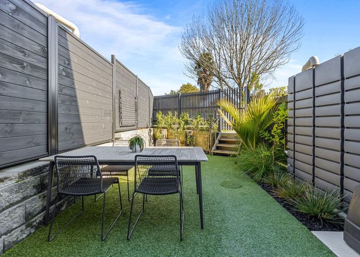  at 8/3 Fairdale Place, Birkdale, North Shore City, Auckland