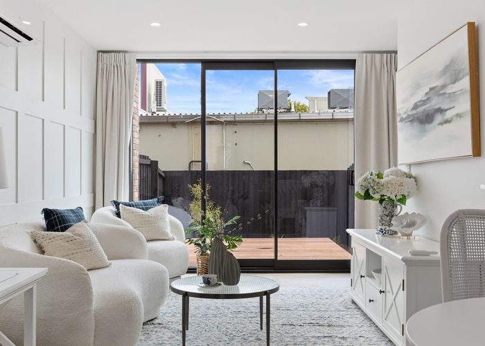  at 2/196 Hills Road, Edgeware, Christchurch