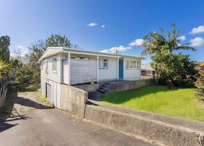  at 583  East Coast Road, Browns Bay, North Shore City, Auckland