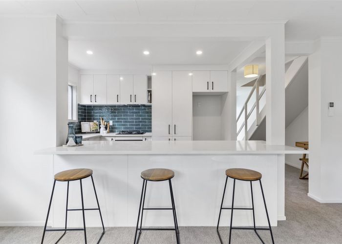  at 3B LAMBROWN DRIVE, Totara Vale, Auckland
