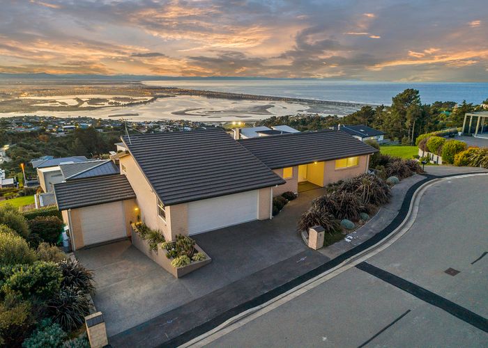  at 9 Stoneyridge Close, Mount Pleasant, Christchurch