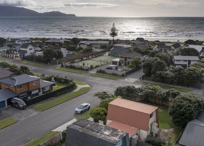  at 122 Field Way, Waikanae Beach, Waikanae
