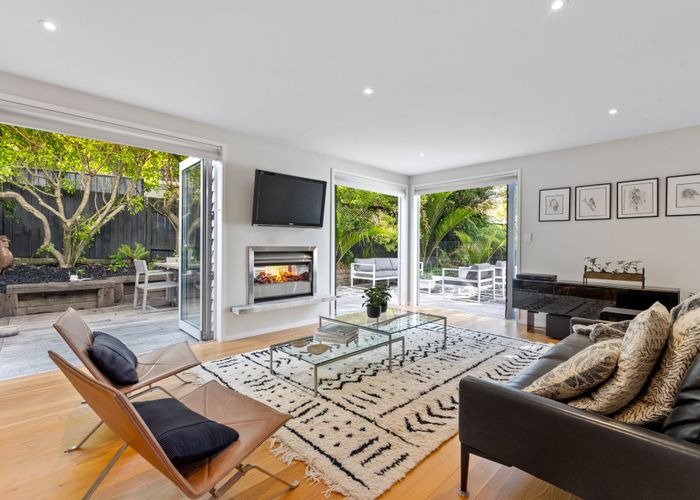  at 2/15 Rodney Road, Northcote Point, Auckland