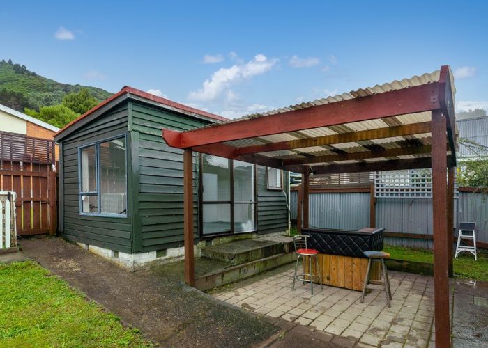 Free property data for 122 Waikawa Road, Picton homes.co.nz