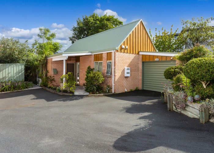  at 2/34 Waipuia Place, Greenhithe, Auckland