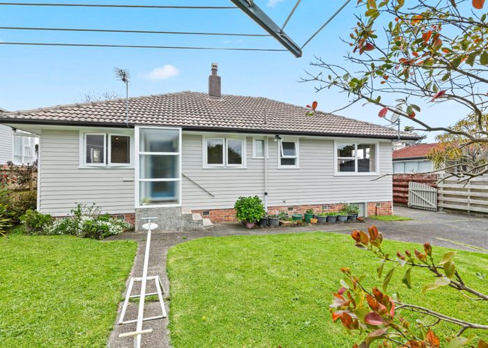  at 12 Compton Street, Hillcrest, Auckland