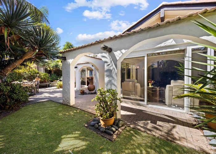  at 8 Hedge Row, Sunnyhills, Auckland