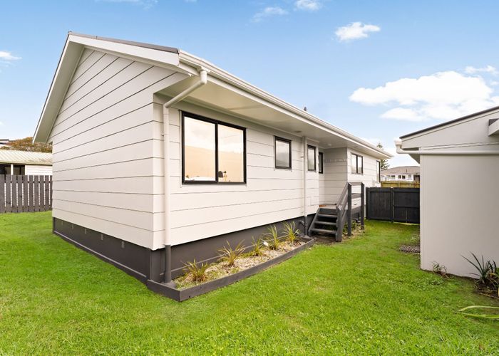  at 2/7 Rewarewa road, Te Atatu Peninsula, Waitakere City, Auckland