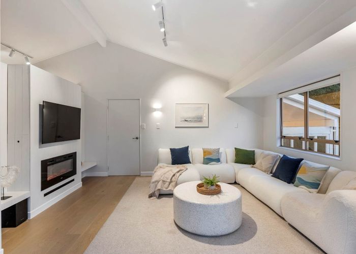  at 42 Deuxberry Avenue, Northcote, Auckland