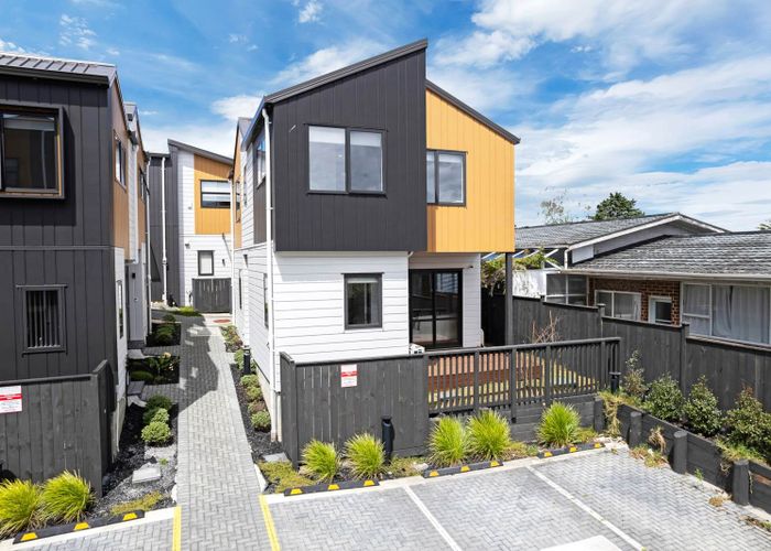  at 7/10 Newington Road, Henderson, Waitakere City, Auckland