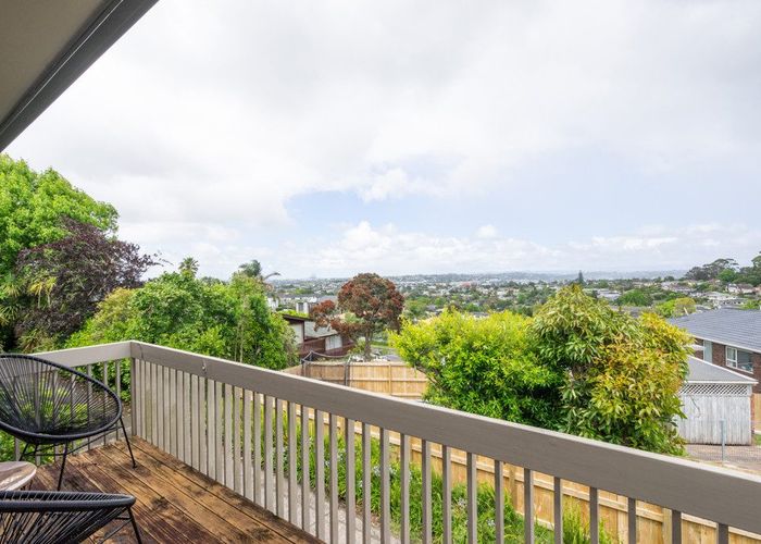  at 2/218 East Coast Road, Forrest Hill, North Shore City, Auckland