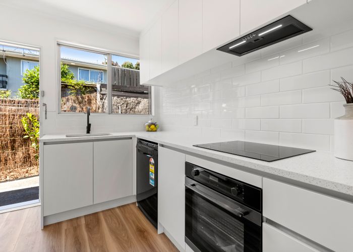  at 2/15 Houghton Street, Meadowbank, Auckland