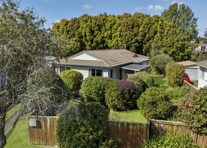  at 15 Darren Crescent, Half Moon Bay, Auckland