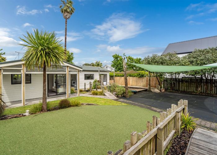  at 21 Waterview Road, Stanley Point, Auckland