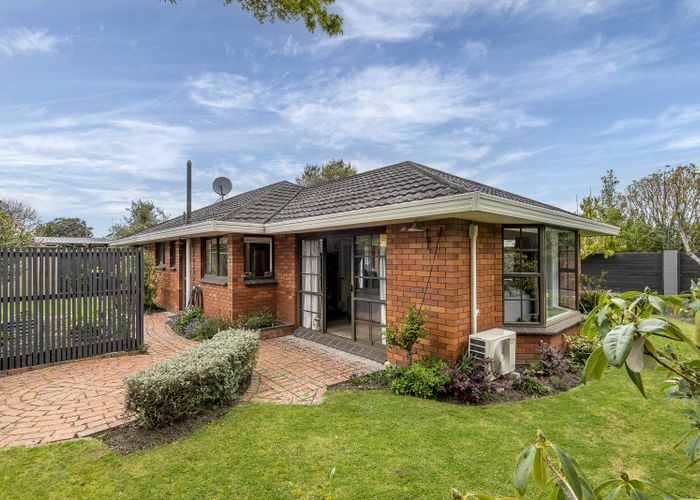  at 2/84 Memorial Avenue, Ilam, Christchurch