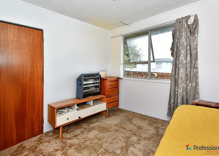  at 2 Serrano Place, Clover Park, Auckland