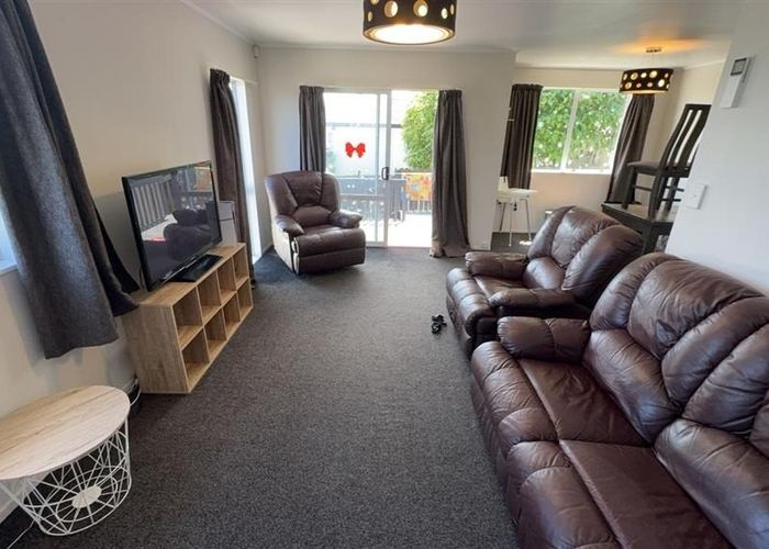  at 2/4 Silver Creek Road, Weymouth, Manukau City, Auckland