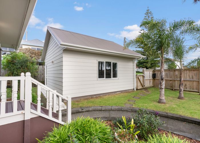  at 12 Cleve Road, Green Bay, Waitakere City, Auckland