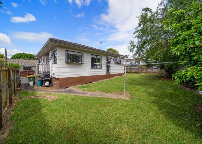  at 2/9 Bellville Drive, Clendon Park, Auckland