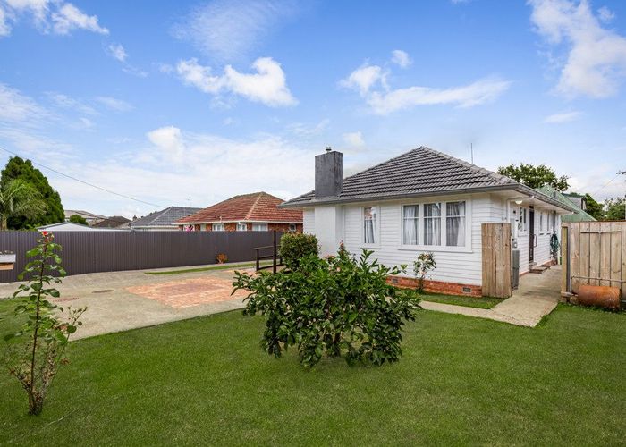  at 32 Edwards Avenue, Henderson, Auckland