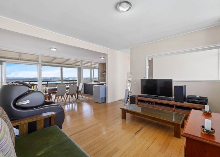  at 118 Sunset Road, Unsworth Heights, North Shore City, Auckland