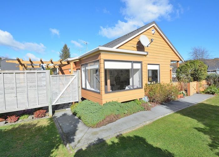  at 1 Oak Bay, Waikanae