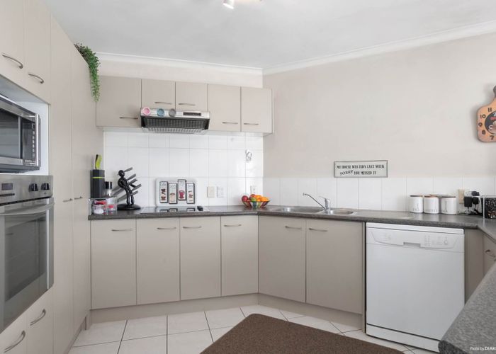  at 8 Fleetwood Drive, Henderson, Auckland