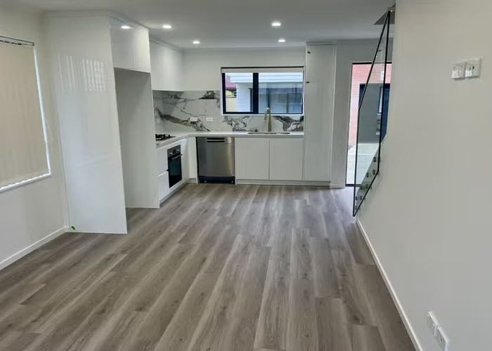  at 4/100 Seymour Road, Sunnyvale, Waitakere City, Auckland