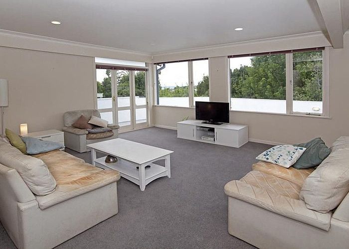  at 8 Jellicoe Road, Murrays Bay, Auckland