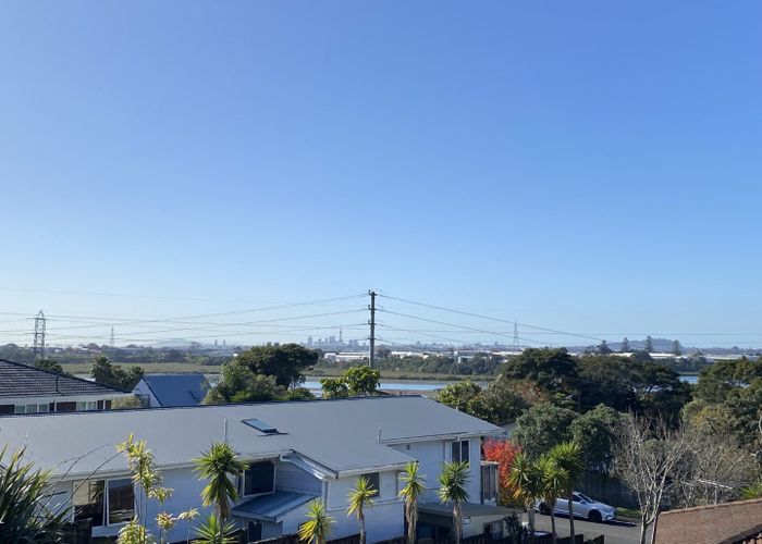  at 1/11 Talavera Place, Te Atatu South, Auckland