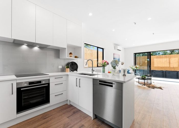  at 2/91 Beach Road, Te Atatū Peninsula, Auckland