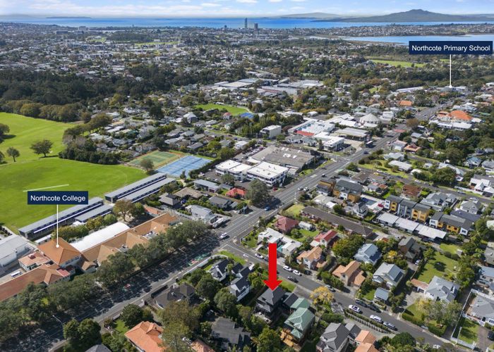  at 3/1 Valley Road, Northcote, Auckland
