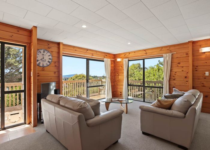  at 2/613A Glenfield Road, Tōtara Vale, Auckland